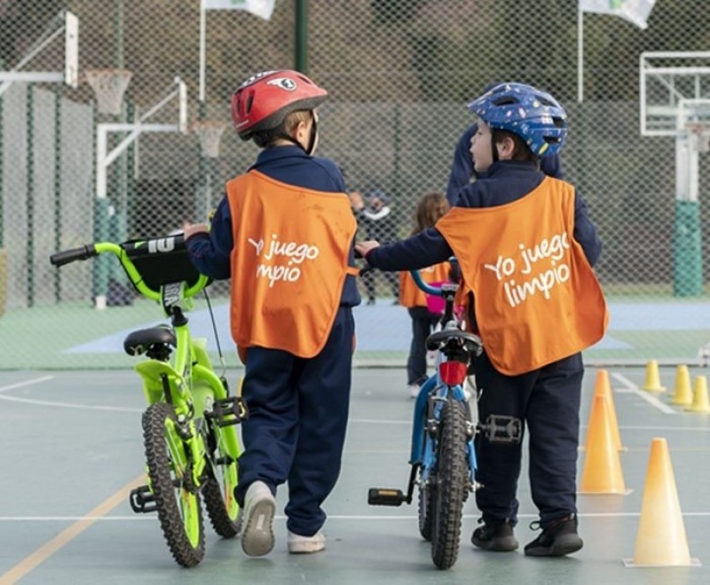 (AZUL)ACADEMIAS(/AZUL)<br>